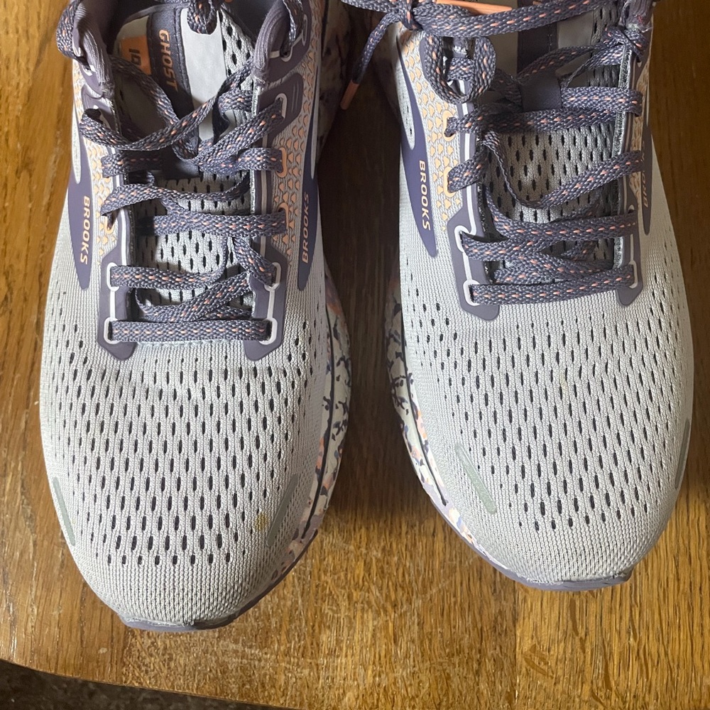 Brooks practically new Ghost 14 sneakers, size 9 Purple